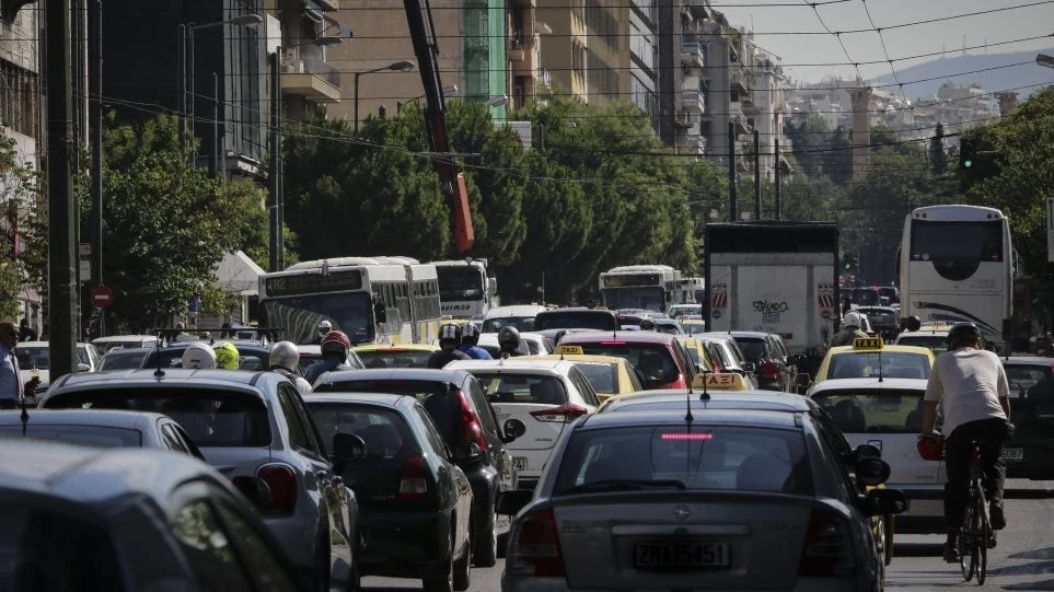 Ταλαιπωρία για τους οδηγούς στους δρόμους της Αθήνας – Μποτιλιαρίσματα και καθυστερήσεις